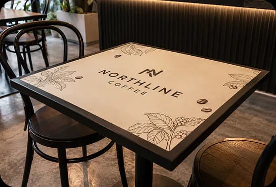 Stolik restauracyjny z przykładowym logo wykonanym w technologii druku UV